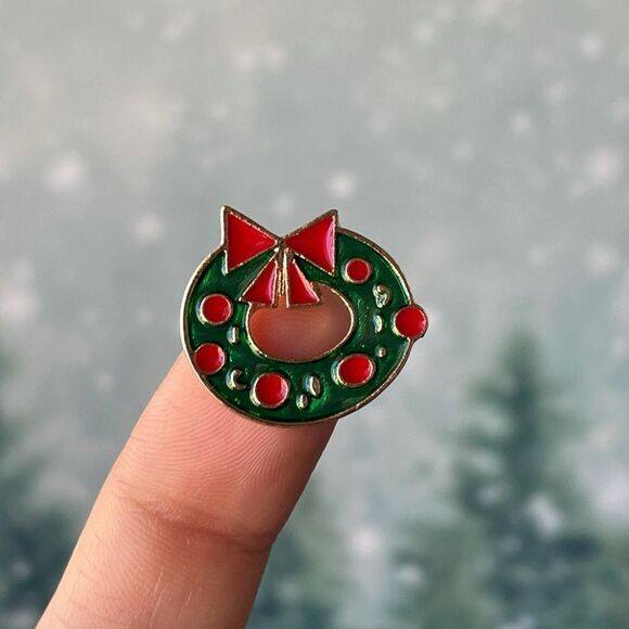 Christmas Wreath Small Enamel Pin/ Brooch Lapel - Picture 1 of 7